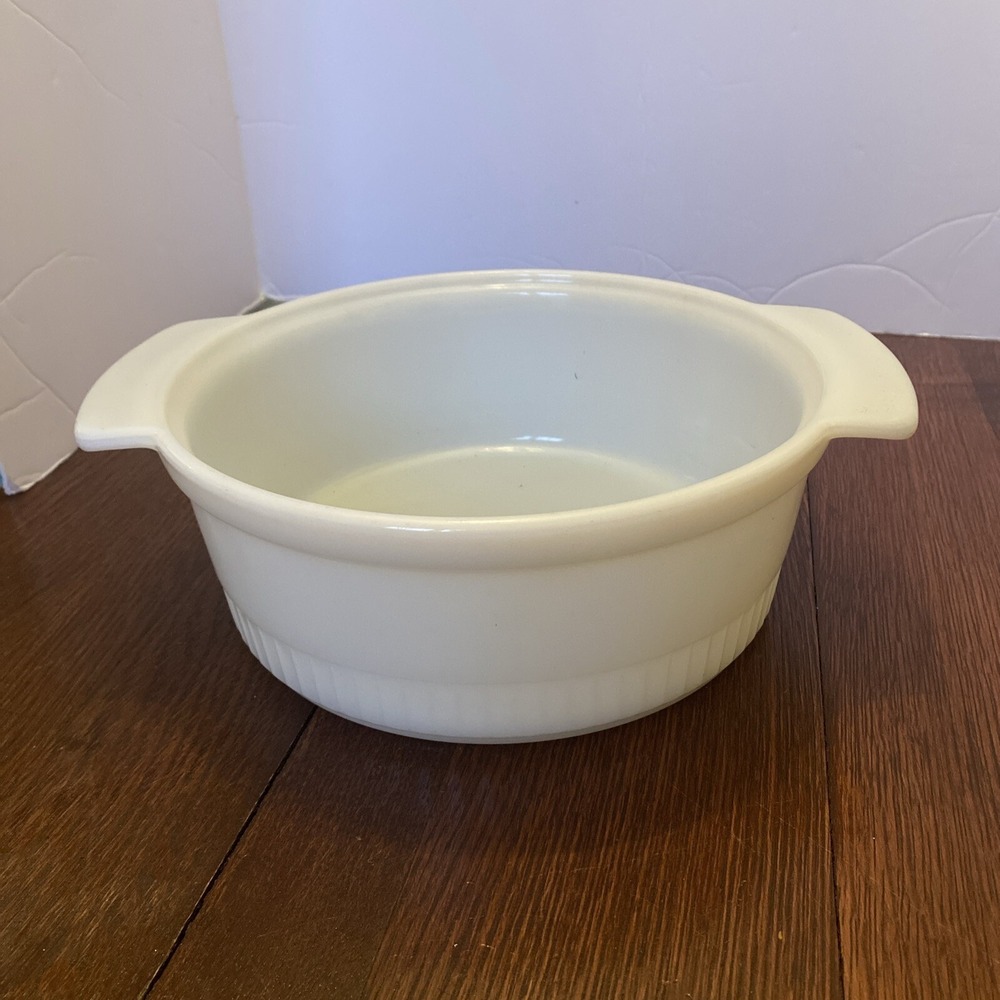 Anchor Hocking Milk Glass 2 quart ribbed design casserole dish